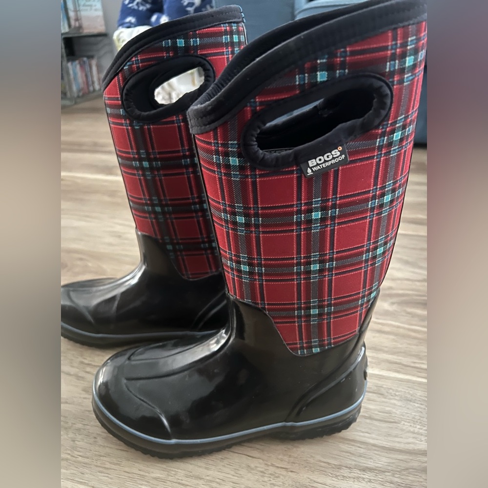 Women’s Bogs classic winter plaid snow/rain boot size 7 (runs small)